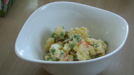 Schlesischer Kartoffelsalat wird nicht nur mit Mayonnaise gemacht, auch seine Zutaten sind andere als die in Bayern. 
