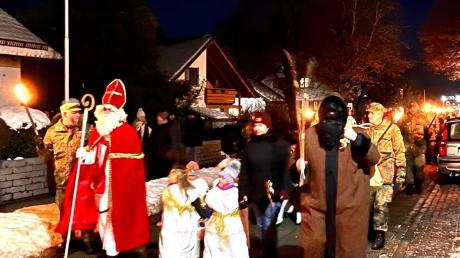 Bundeswehrsoldaten, Nikolaus, Engelchen und Bürger bei der stimmungsvollen Fackelwanderung zur Waldweihnacht an der Kellmünzer Mariengrotte. 