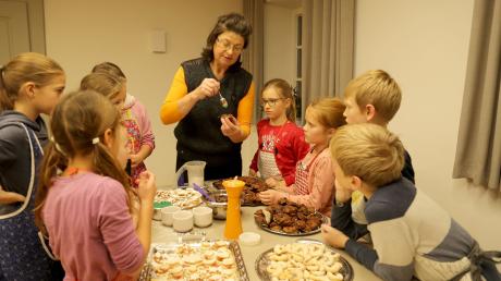 Hauswirtschafterin Sabine Hantel zeigt beim Backkurs für Kinder, wie man die Lebkuchen am Ende verzieren kann.
