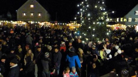 Der Ziemetshauser Christkindlesmarkt strahlt nach wie vor große Anziehungskraft aus. Begeisterte Menschenmengen bevölkerten auch bei schlechtem Wetter das Weihnachtsdorf.
