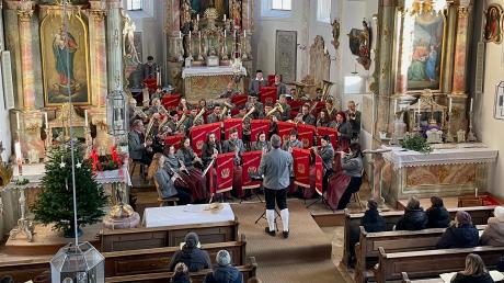 In der Pfarrkirche gab die Musikkapelle Eppishausen ihr Jahreskonzert. Für ihr vielfältiges Programm bekamen die Musikerinnen und Musiker viel Applaus.  