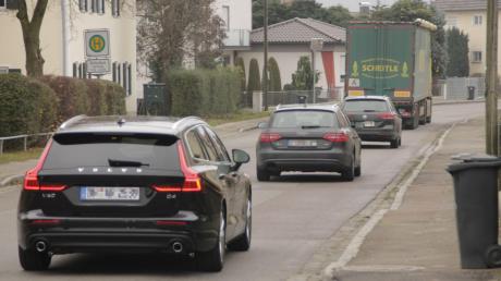 Die Staatsstraße 2035 verläuft direkt durch den Pöttmeser Ortsteil Gundelsdorf. Der Verkehr beeinträchtigt viele Anwohnerinnen und Anwohner. Seit Jahrzehnten wird eine Ortsumfahrung gefordert.