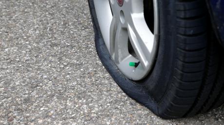 Bei einem Auto, das in Senden mehrere Tage parkte, zerstach ein Unbekannter drei Reifen.