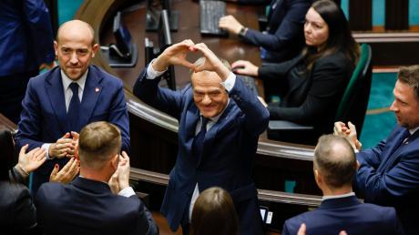 Das Herz wurde zum Symbol der Wahlkampagne des neuen polnischen Ministerpräsidenten: Donald Tusk versprach am Dienstag in seiner Regierungserklärung, alles zu tun, um die Spaltung seines Landes zu überwinden.  