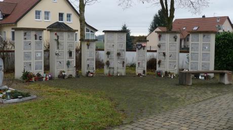 Die vorhandenen Urnenstelen sollen dupliziert werden, eine gleiche Gruppe soll im nordöstlichen Friedhofsteil errichtet werden.