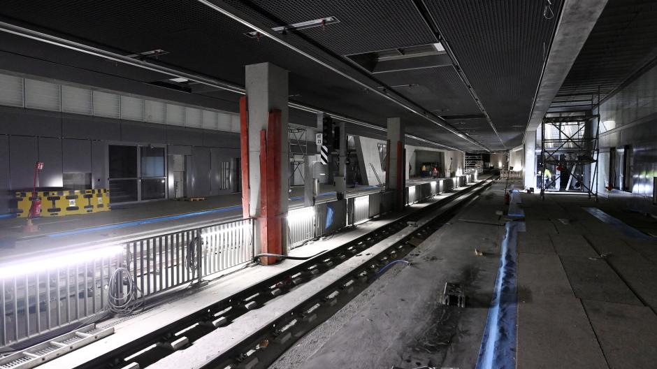 Die unterirdische Straßenbahnhaltestelle unter dem Bahnhof nimmt Gestalt an (hier ein Foto vom November 2023). Im Herbst 2025 soll sie in Betrieb gehen. 