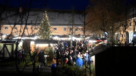 Einer der bekanntesten Weihnachtsmärkte im Augsburger Land ist der im Innenhof des Klosters Oberschönenfeld. 
