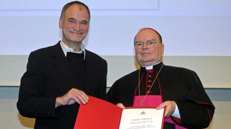Pfaffer Hubert Ratzinger (links) wurde von Bischof Bertram Meier mit dem Ehrentitel Monsignore gewürdigt.
