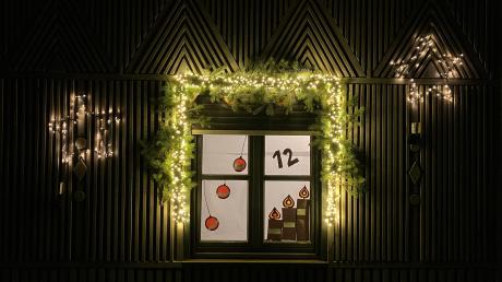 Jeden Tag offenbart ein neues Türchen in Derching einen weihnachtlichen Anblick. Die Teilnehmer können das Fenster gestalten, wie sie möchten.