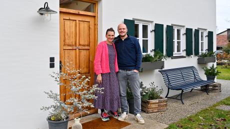 Mareike Jung und Jonas Schnabel haben ein altes Bauernhaus in Utting liebevoll renoviert.