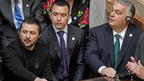 Volodymyr Selenskyj (links) und Viktor Orbán (rechts) bei der Amtseinführung des neuen argentinischen Präsidenten.