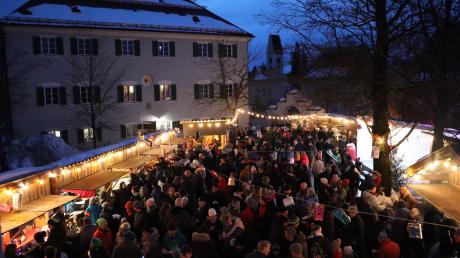 Gut gefüllt war am Samstagabend der Windacher Schlosspark, als dort zum 18. Mal der Adventsmarkt stattfand.