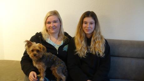 Sie engagieren sich ehrenamtlich für den Tierschutz: Svenja Döhl und ihre Tochter Scarlett mit dem kleinen Hund Bobby.