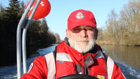 Schwabmünchen
Wolfgang Kraus ist seit 45 Jahren Rettungsschwimmer und Bootsführer bei der Wasserwacht Schwabmünchen.
