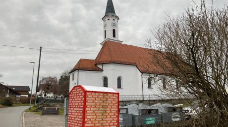 Der Platz neben der Kirche wird in Dettenhofen vielfältig genutzt: als Parkfläche und als Standort für Wertstoff- und Altkleidercontainer
