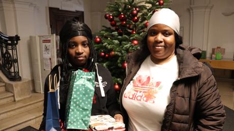 Die zwölfjährige Aliya und ihre Mutter Esther haben am Donnerstag im Lauinger Rathaus die Geschenke für die insgesamt fünf Geschwister abgeholt.  