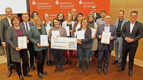 Mit 10.000 Euro dotiert war der Nachhaltigkeitspreis, der an 13 Vereine und Organisationen verliehen wurde. Das Bild zeigt die Geehrten zusammen mit dem Stiftungsvorstand.