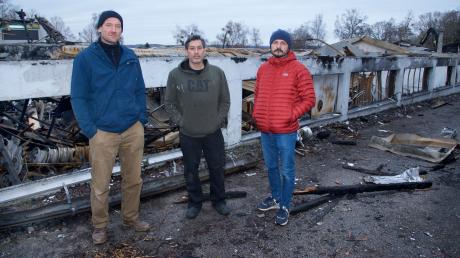 Die Unternehmer Chris Gänsdorfer, Franco Santoro und Marcin Stadnicki kämpfen mit den Folgen des Großbrandes in einer Gewerbehalle in Schondorf.