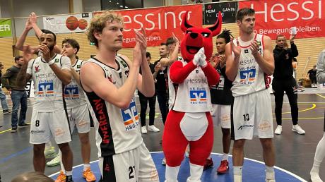 Mit ihrem neuen Maskottchen feierten die Basketballer der BG Leitershofen/Stadtbergen den Sieg gegen Tabellenführer Rhöndorf.