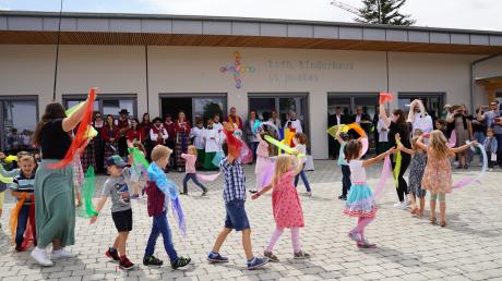 Ein großer Schritt für die Stadt Leipheim war die Eröffnung des
Katholischen Kinderhaus St. Paulus. 120 Betreuungsplätze mehr stehen damit den Leipheimer Kindern zur Verfügung.                                    