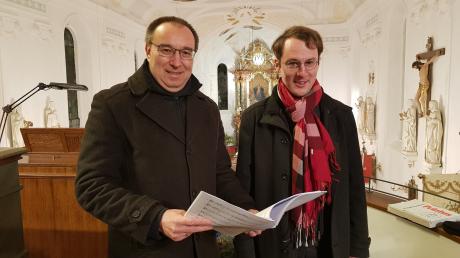 Neuburgs Pfarrer Michael Kinzl (rechts) komponierte die „Ulrichsmesse“. Mit Chorleiter Wolfgang Härtl fand er den idealen Partner zur musikalischen Umsetzung des Werkes.