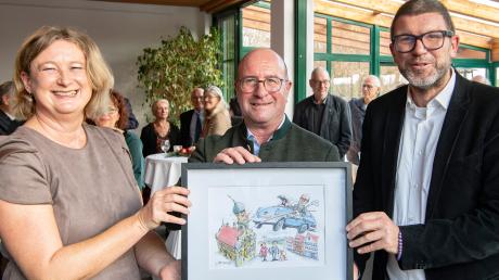 Als Abschiedsgeschenk an Redaktionsleiter Thomas Goßner übergaben Nachfolgerin Ute Krogull und Chefredakteur Peter Müller (rechts) eine Karikatur von Anton Oberfrank.