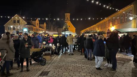 Der stimmungsvoll beleuchtete Marktplatz in Pöttmes war zum Adventssingen gut gefüllt.
