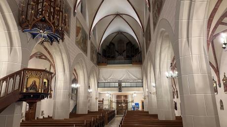 Wieder ohne Gerüst: Das Kirchenschiff von St. Peter und Paul in Pöttmes erstrahlt wieder in frischem Glanz.