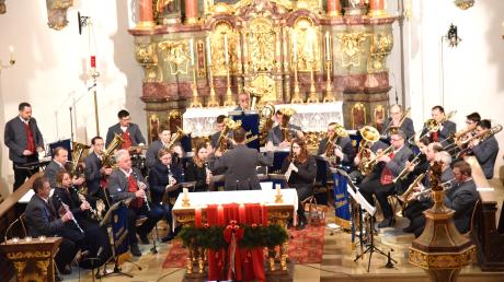 Mit einem festlichen und stimmungsvollen Konzert zur Weihnachtszeit begeisterten die Rothtalmusikanten das Publikum in der gut gefüllten Stephanus-Kirche.