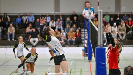 Die Hochzoller Drittliga-Volleyballerinnen (im Angriff Anne Miller) versuchten alles, um den FC Kleinaitingen zu bezwingen, doch letztendlich mussten sich die Augsburgerinnen mit 2:3 geschlagen geben. 