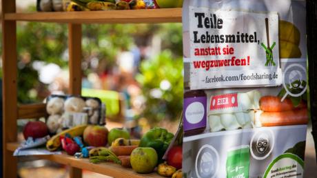 Gegen Lebensmittelverschwendung
In der neuen Tauschstelle für Lebensmittel in Zusmarshausen können Foodsharer, aber auch alle anderen, übrig gebliebene Lebensmittel, die sich nicht mehr benötigen, gegen andere tauschen.
