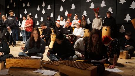 Schulkonzert
Die Klasse 5a und Musikkurse der Klassen 7 bis 9 bringen mit Trommeln, Orff-Instrumenten und Gesang Stimmung in die Fischacher Staudenlandhalle.
