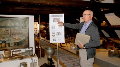 Alfred Walter ist Ehrenvorsitzender des Heimatdienstes Dirlewang. Er kann viel zu den einzelnen Exponaten im Museum erzählen. 