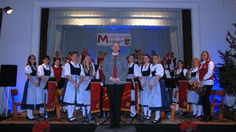 Seit 15 Jahren dirigiert Marcel Neubauer den Musikverein Mödingen. Beim Jahresabschlusskonzert rissen die Musiker die Zuhörer in der voll besetzten Turnhalle des Klosters Maria Medingen mit. 