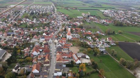 Ein Blick auf die Marktstraße in Burgheim von oben. Der Ortskern der Marktgemeinde steht gerade besonders im Fokus. 