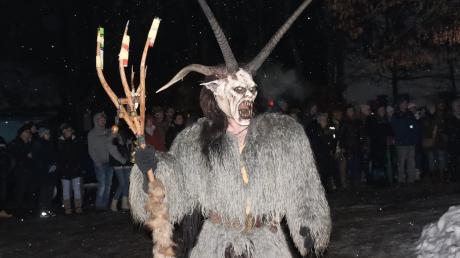 Mathias Perthaler führte den Lechroaner Pass“ an und tanzte in Rott als Hexe um das Feuer, um Wintergeister zu vetreiben.