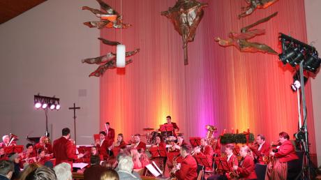 Unter den Engelsfiguren der Geltendorfer Pfarrkirche spielte das Blasorchester nach mehreren Jahren Pause wieder ein Adventskonzert.