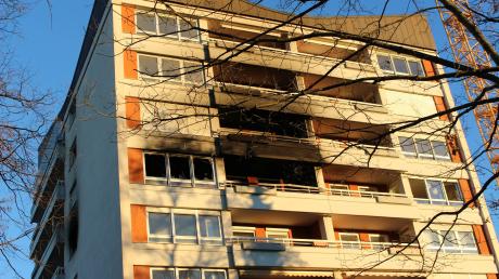 Die Spuren des Feuers sind am Tag danach noch gut zu sehen. Im sechsten Stock des Hochhauses in der Rosenstraße in Mindelheim war ein Feuer ausgebrochen. 