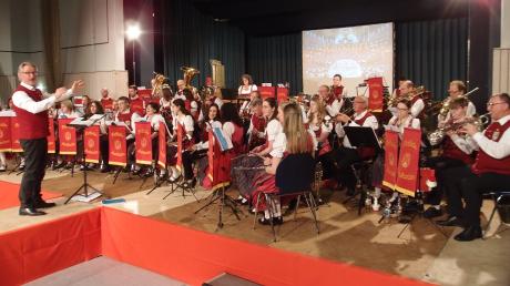 Wie die Profis: Mit einer Leinwand im Bühnen-Hintergrund wurde beim Weihnachtskonzert in Horgau die musikalische Darbietung der Rothtaler Musikanten unterstützt.  