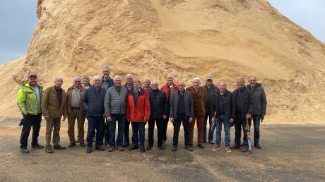 In Fuchstal-Asch war die Gruppe beim Pellet-Hersteller Dorr-Biomassehof.