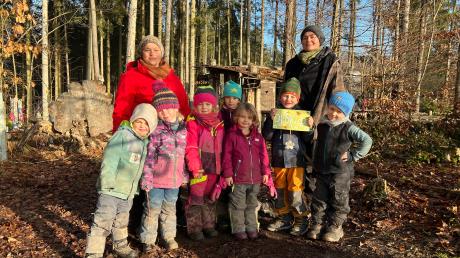 Die Montessori-Waldgruppe aus Wertingen hat sich die Auszeichnung "Ökokids 2023" verdient. Hier stehen Gruppenleiterin Martina Götz (hinten rechts) und Sozialpädagogin Sonja Schipf (hinten links) mit einigen Wurzelkindern vor ihrem Waldkindergarten.