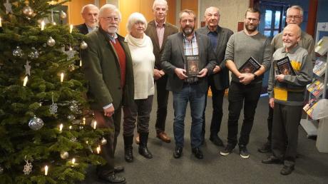 Die 29. Ausgabe des GNU wurde vorgestellt. Mit dabei waren von links Anton Aubele, Richard Ambs, Klara Aubele, Ludwig Daikeler, Christoph Konrad, Horst Reul, Tobias Ranker, Thomas Pfundner und Ulrich Seitz.