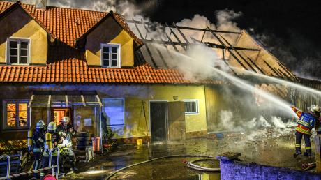 Bei einem Brand in Härtsfeldhausen waren mehr als 100 Einsatzkräfte der Feuerwehr im Einsatz.
