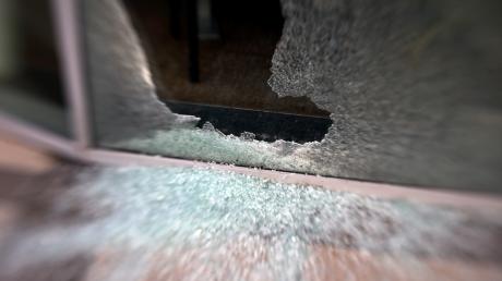 In Augsburg-Haunstetten haben Unbekannte mehrere Fensterscheiben an Häusern beschädigt.