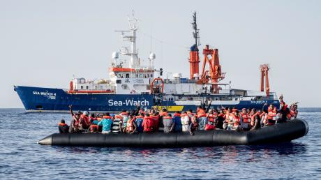 Die Europäische Union hat nach jahrelangem Ringen einen Kurswechsel in der Asylpolitik beschlossen. Geplant sind ein verstärkter Schutz der Außengrenzen und ein härterer Umgang mit Flüchtlingen ohne Bleibeperspektive. 