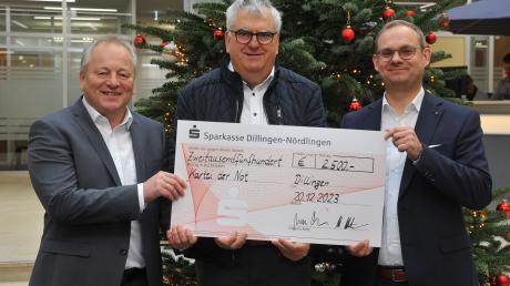 Der Vorstandsvorsitzende der Sparkasse Dillingen-Nördlingen, Martin Jenewein (rechts), und Vorstand Wolfgang Winter (links) haben Redaktionsleiter Berthold Veh eine Spende in Höhe von 2500 Euro für die Kartei der Not übergeben. 