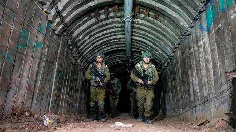 Israelische Soldaten durchsuchen einen Tunnel, der nach Angaben des Militärs von militanten Hamas-Kämpfern für den Angriff auf den Grenzübergang Erez im nördlichen Gazastreifen genutzt wurde. 