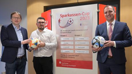Auslosung zum Sparkassen-Cup (von links): Landrat Hans Reichhart, Spielgruppenleiter Fatih Kayan und Vorstandsvorsitzender der Sparkasse Günzburg-Krumbach Daniel Gastl.  