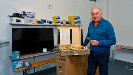 Peter Pompe gibt sein Geschäft auf. Er hat von der Röhre (in der Hand) bis zum LED-Fernseher einiges erlebt.