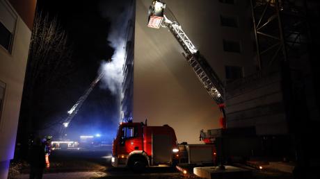 Gleich zwei Drehleitern waren beim Brand einer Wohnung im Mindelheimer Hochhaus im Einsatz.